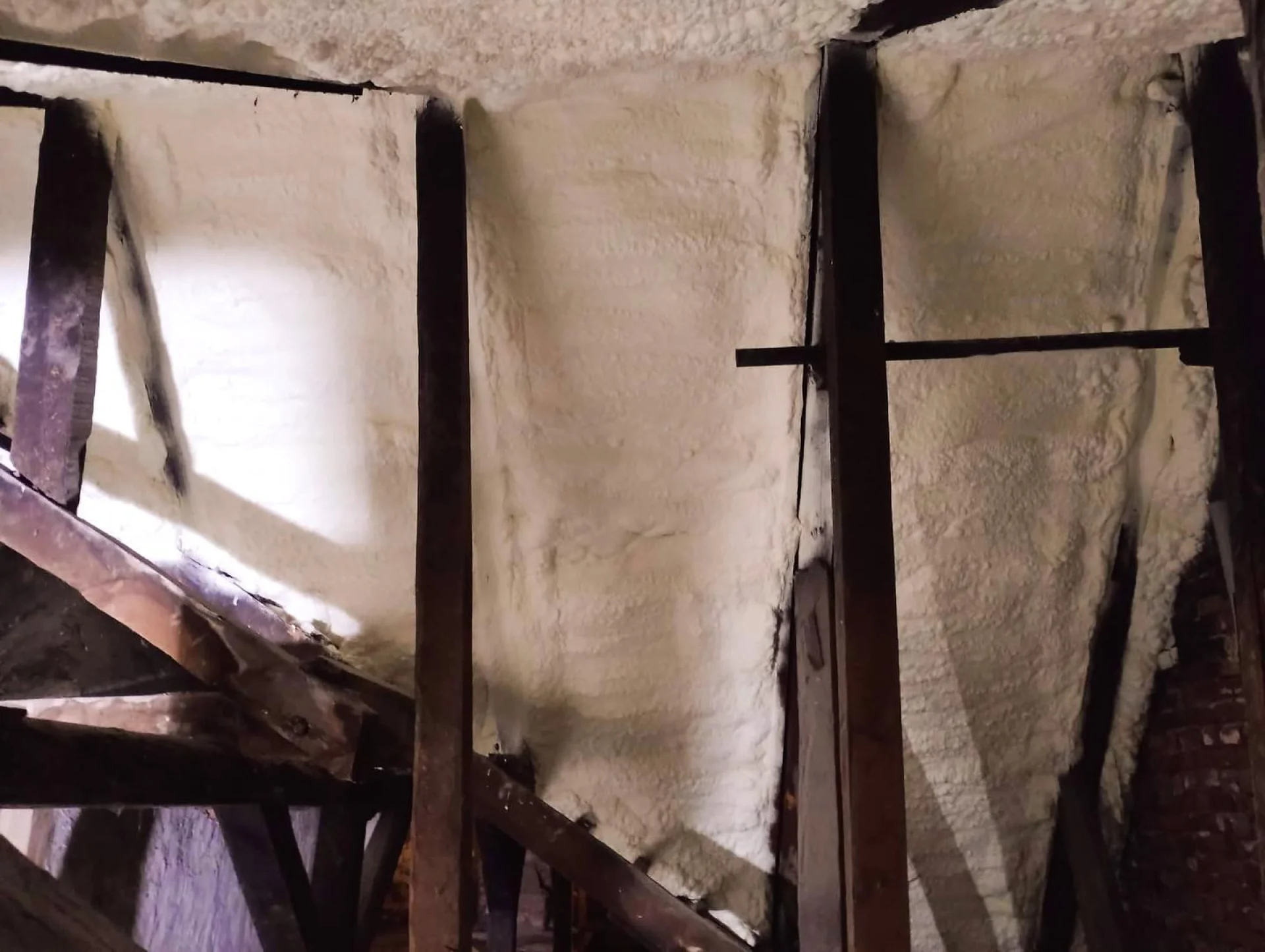 Ocieplenie poddasza pianą czy wełną? Porównanie, które rozwieje Twoje wątpliwości